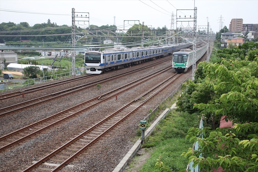 常磐線の取手以南は快速線（左側2線）と緩行線（右側2線）で構成される複々線。土浦方面に直通する交直両用電車に加え取手までの直流電車が高頻度運行されている（筆者撮影）