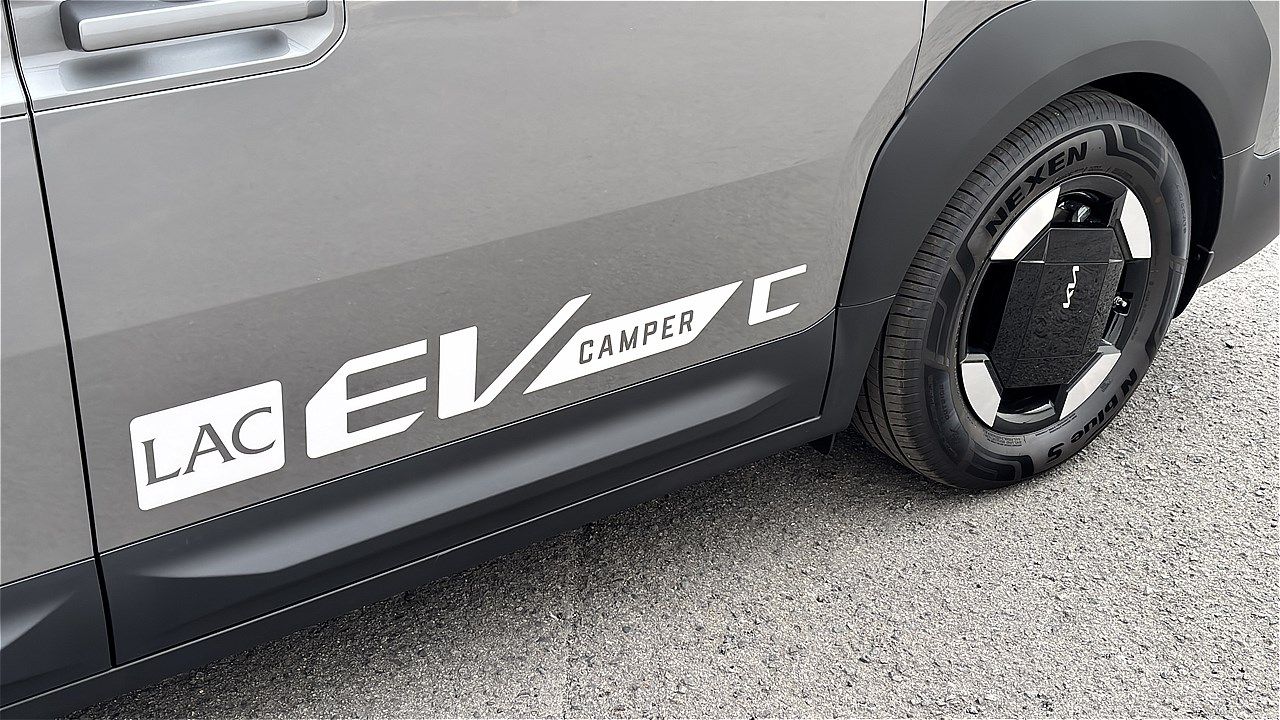 LACホールディングスのBEVキャンピングカー「LAC EVキャンパーC」（写真：LACホールディングス）