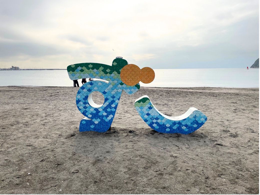 目の前に広がる海！ 「ずし」のオブジェがお出迎え（筆者撮影）