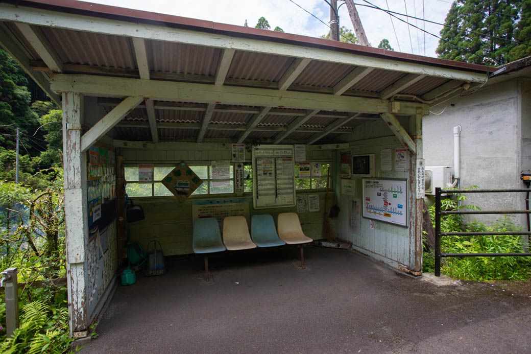 中福良（なかふくら）駅のホームにある待合所（写真：筆者撮影）