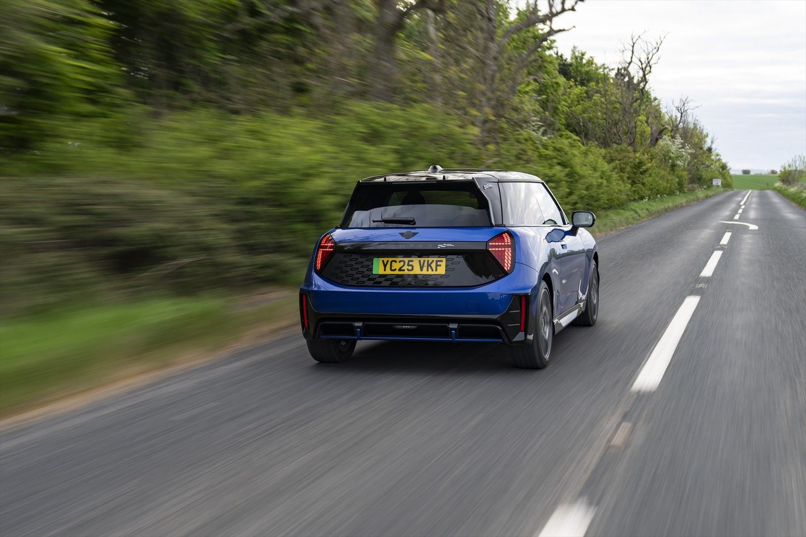 ブラックアウトしたパネルが効果的に使われていてデザイン性が高い（写真：MINI）