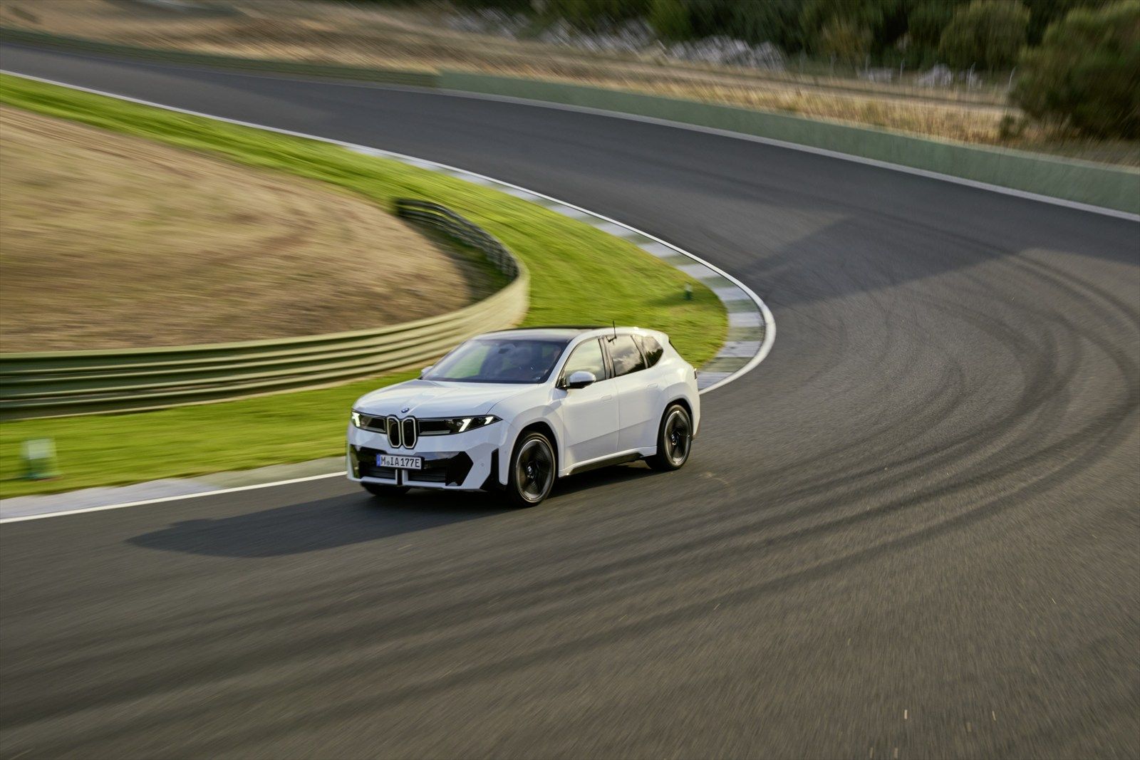 BMW iX3（写真：BMW）