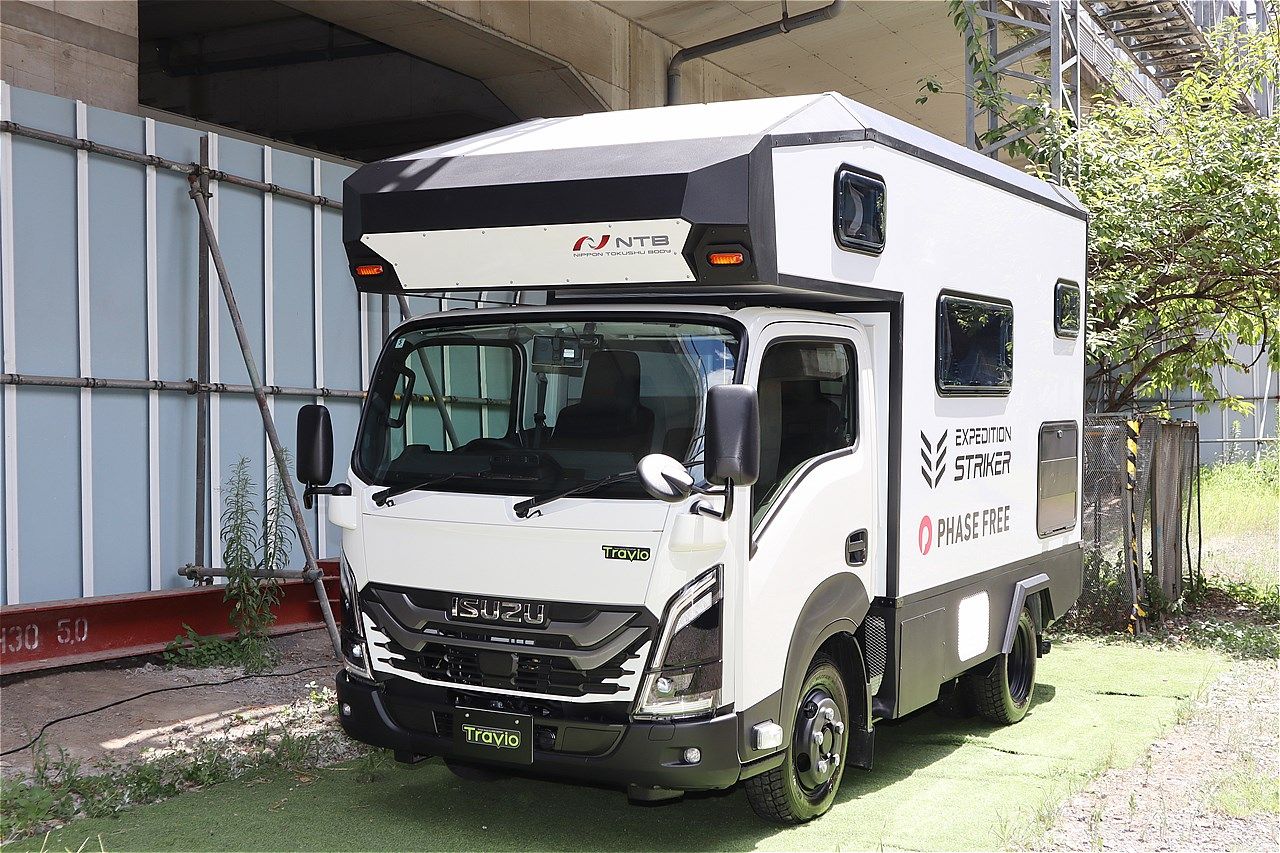 日本特種ボディーの新作キャンピングカー「エクスペディション ストライカー」（筆者撮影）