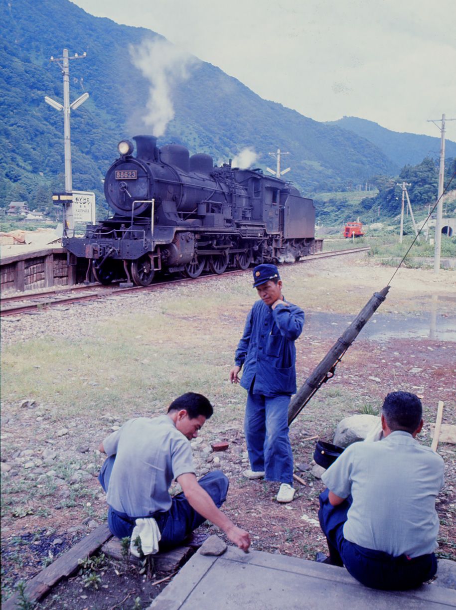 8620形の添乗取材　終点の勝原駅で折り返しまで一服　越美北線　1972年8月（撮影：南正時）