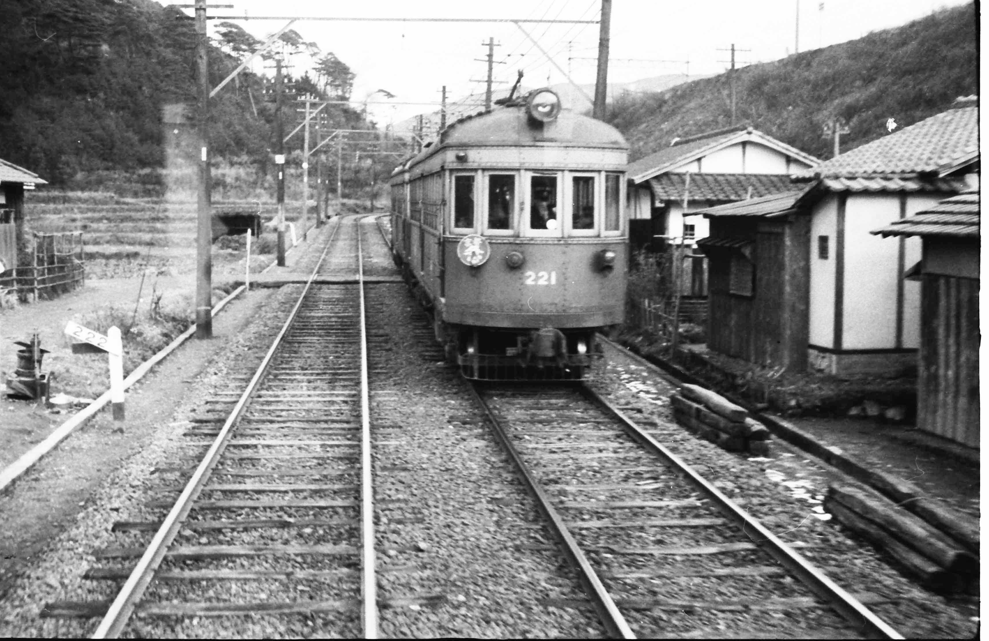 もともと京阪線で使用されていた200形。大津線では特急色に塗り替えられて京津線急行に使用された（写真：大塚康生）