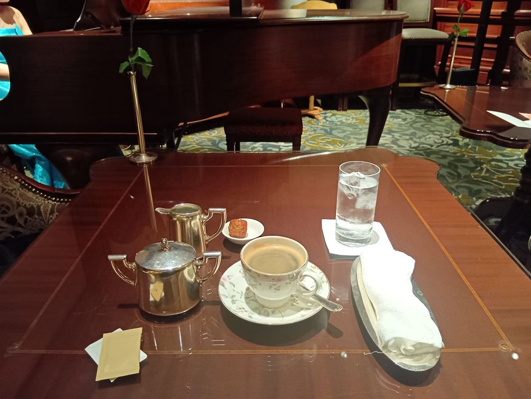 どこかの席に誕生日の方もいたようで、ハッピーバースデーの曲も流れた。各席から拍手が起こり、店内は温かい空気感に包まれた（筆者撮影）