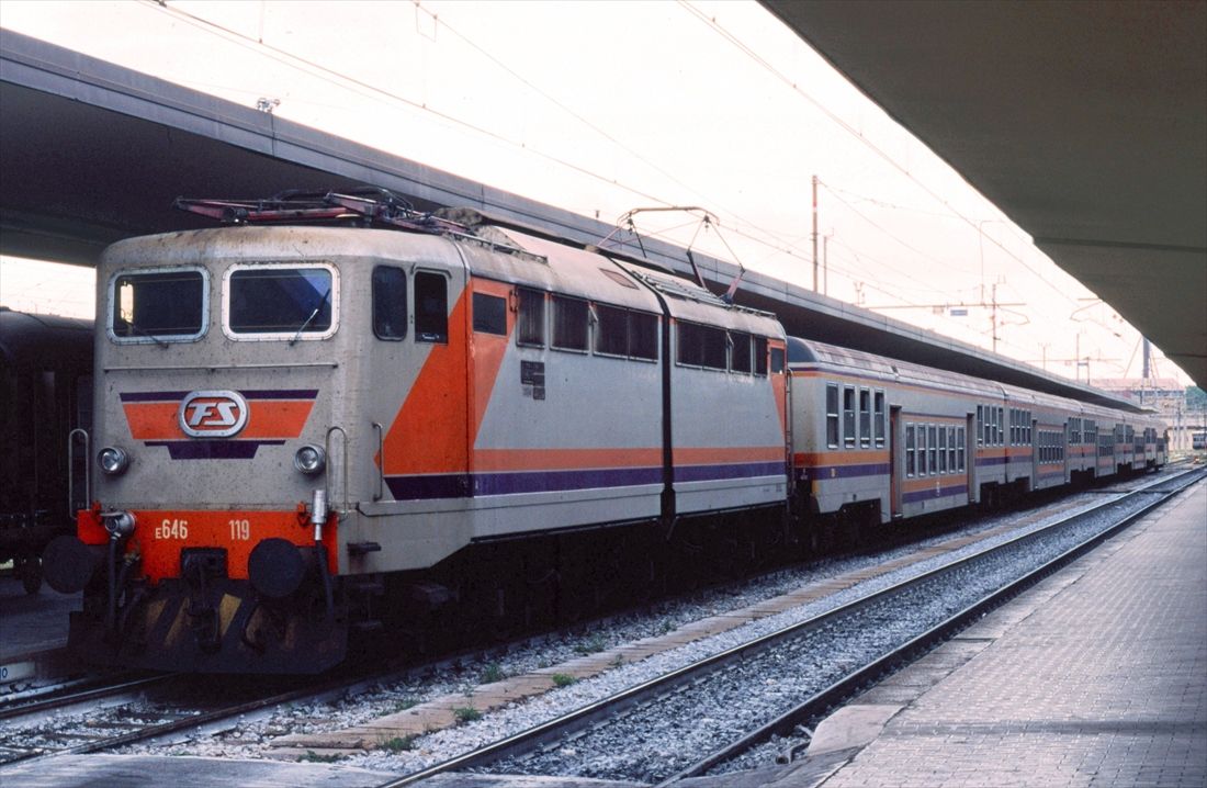 E646型電気機関車が牽引する低床客車PR型。1990年代まで見られたかつての近郊列車用塗装（撮影：橋爪智之）