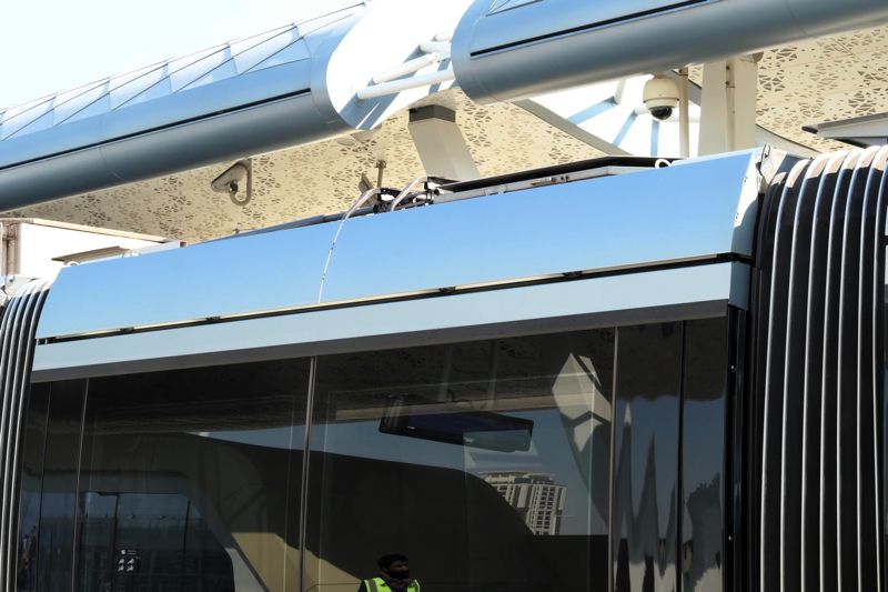 ルサイルトラムのパンタグラフは地上区間ではたたんである（筆者撮影）