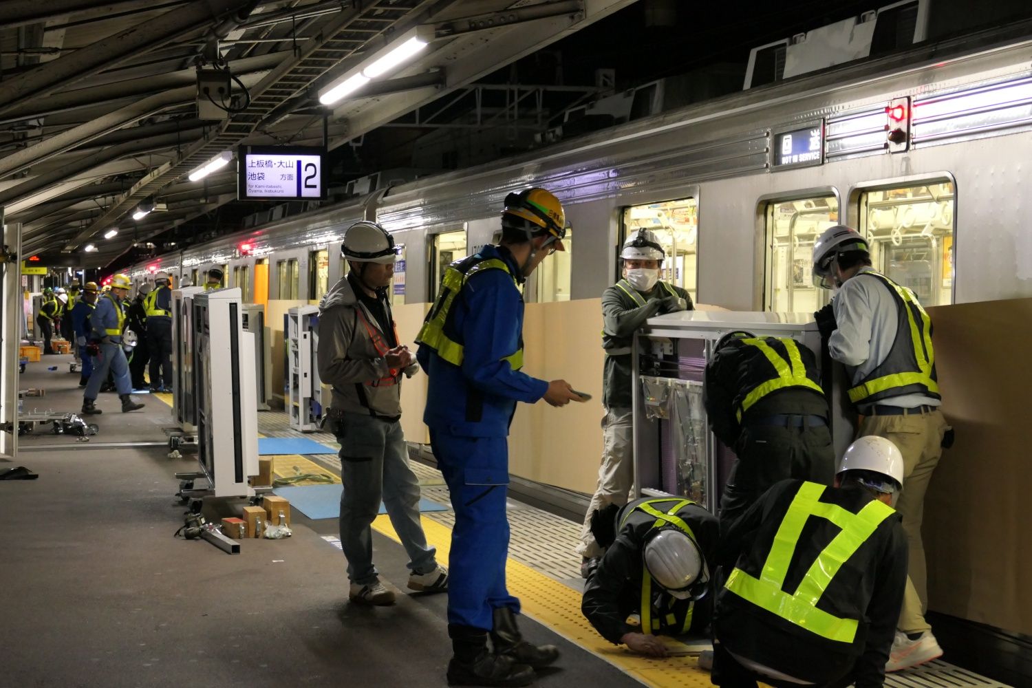 筐体の据え付け作業（記者撮影）