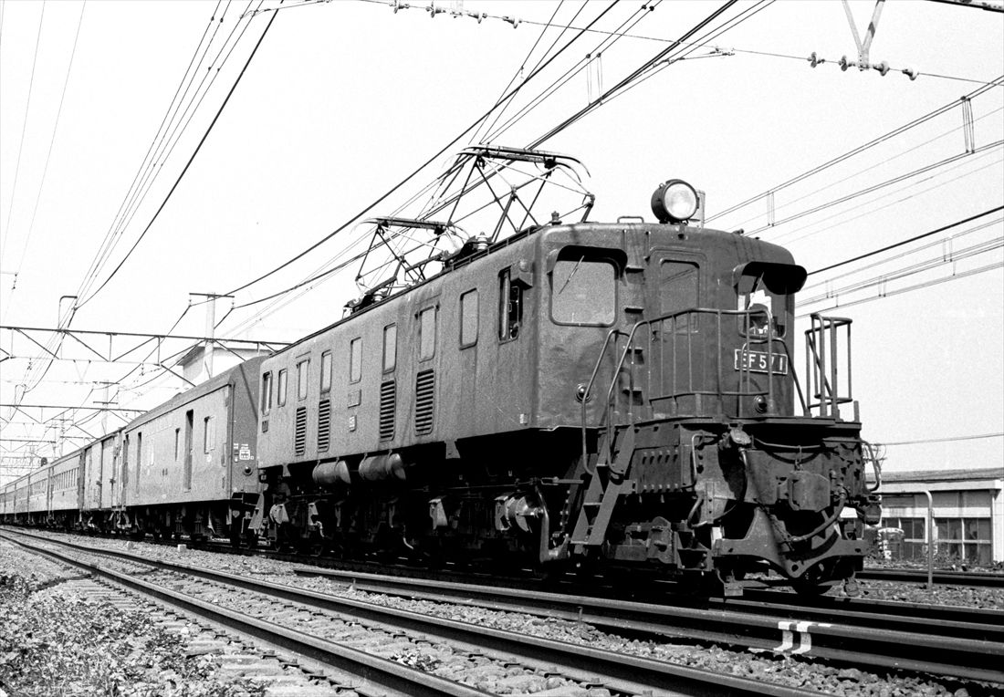 EF57形のうち1号機だけはパンタグラフが車体中央寄りにあり、外観が異なった（撮影：南正時）
