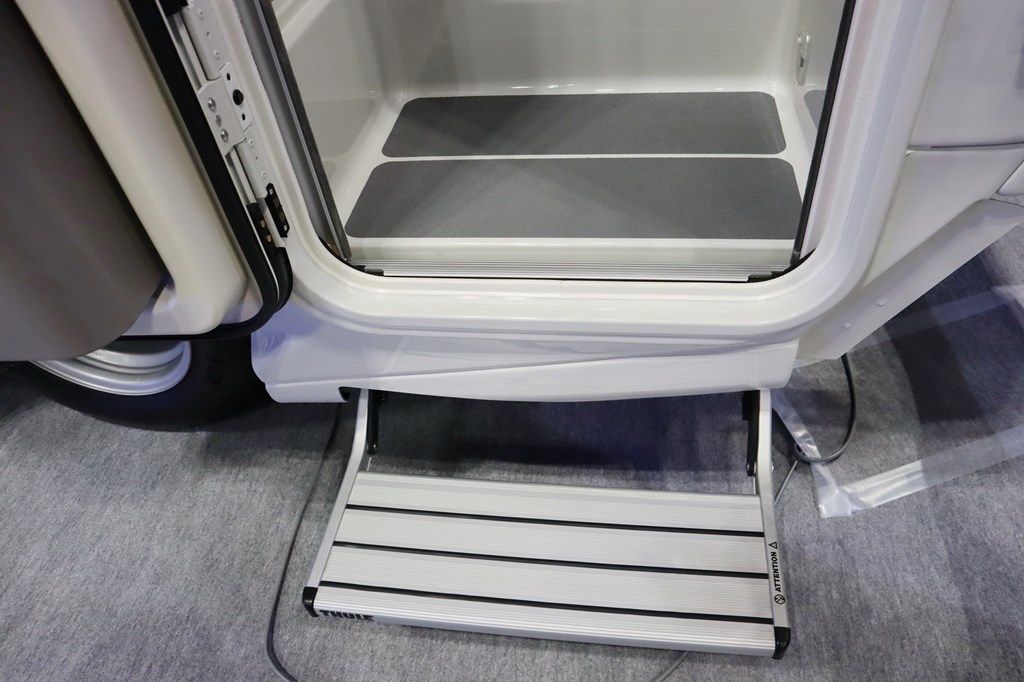 いすゞ「トラヴィオ」をベースにした、バンテックの新型キャンピングカー「コルド リーブス」（写真；筆者撮影）