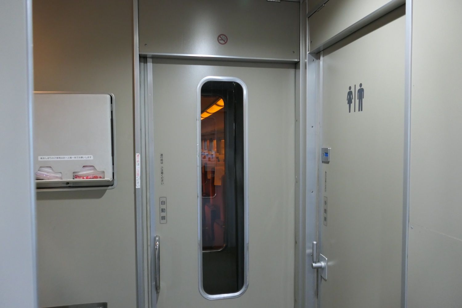 車端部のトイレと洗面台のスペース（記者撮影）