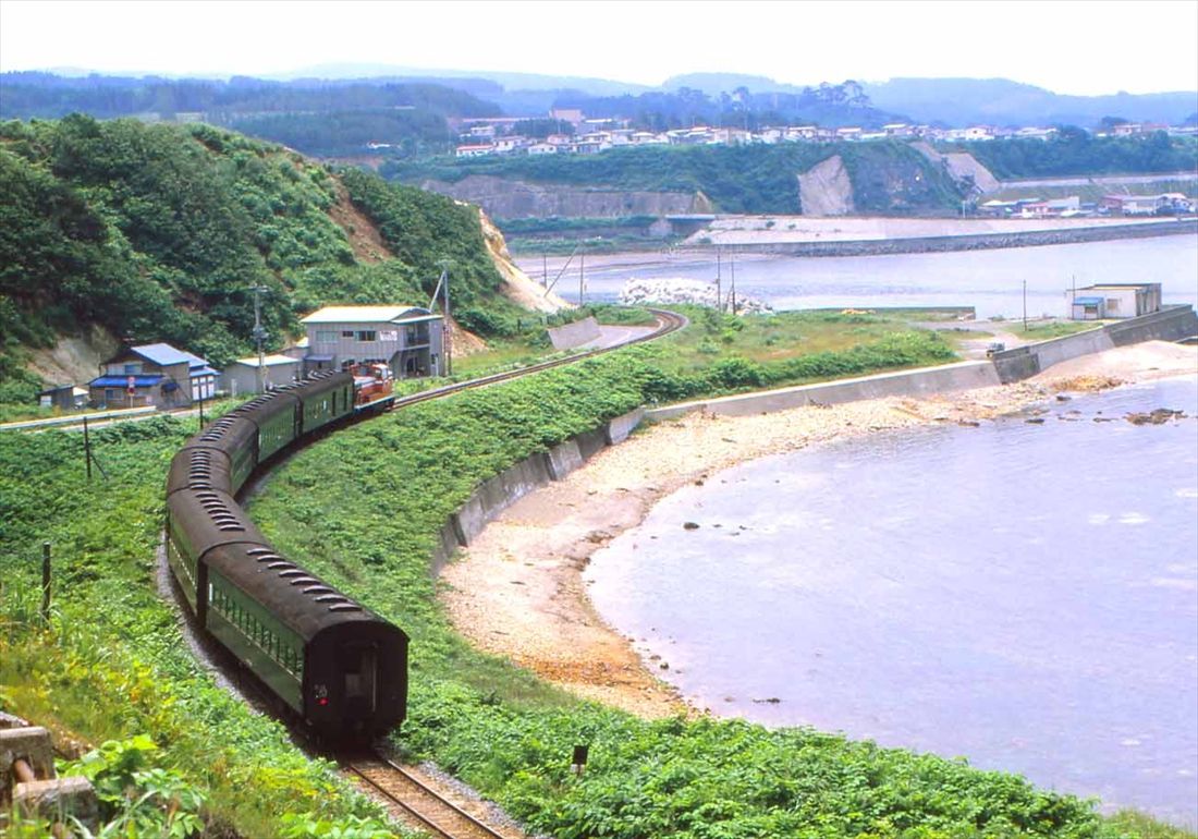 国鉄時代の五能線を走るDE10形牽引の普通列車（撮影：南正時）
