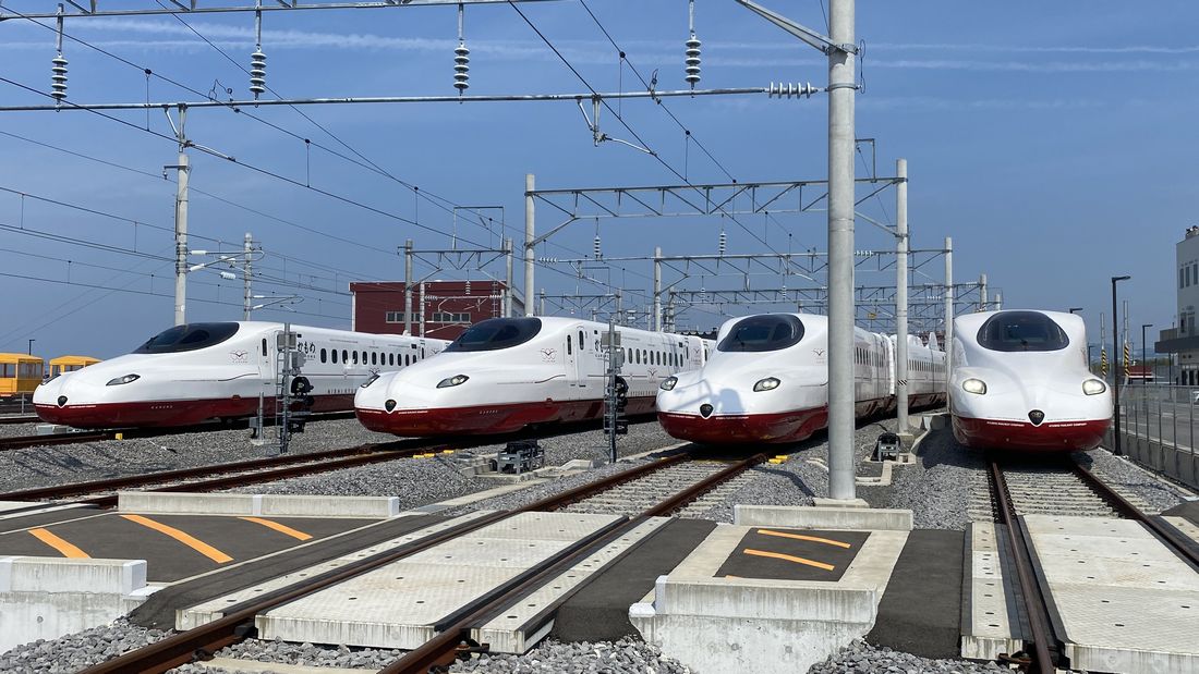 車両基地に並んだ西九州新幹線「かもめ」（編集部撮影）