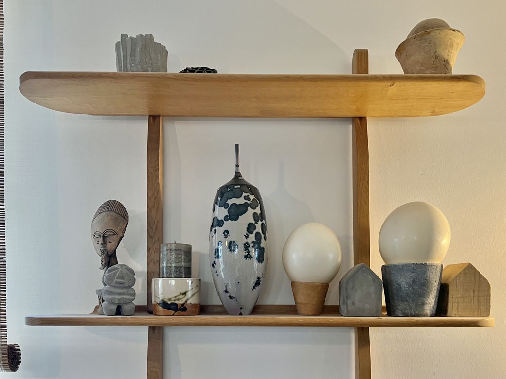 飾り棚の雰囲気は北欧風（筆者撮影）