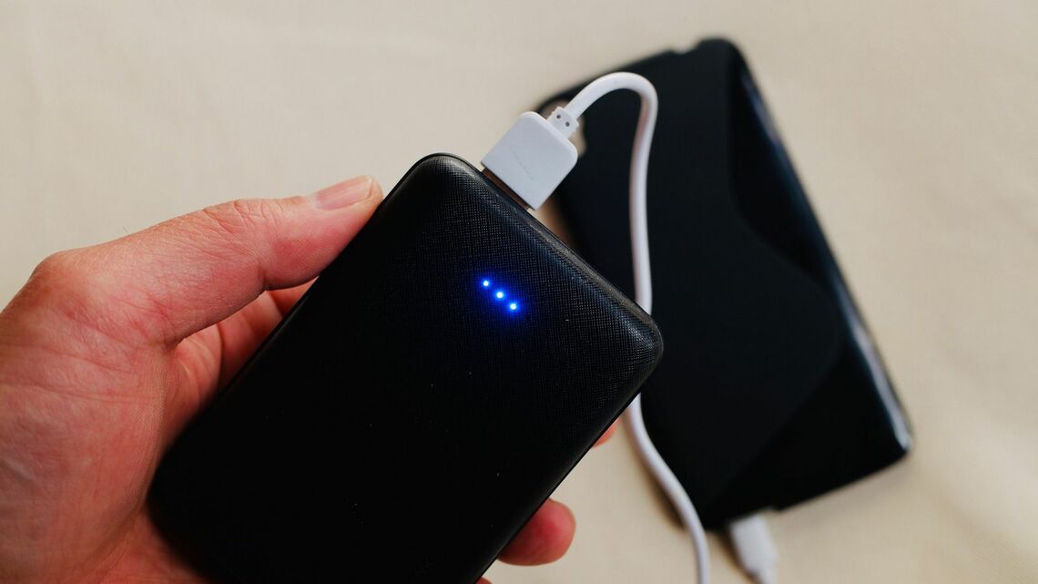 2026年4月からモバイルバッテリーの飛行機機内での使用が禁止となる。乗客はどのように対処すればよいだろうか？（写真：pasta／PIXTA）