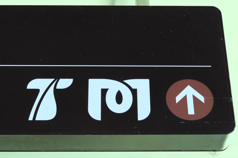 左のTがトラム、右のMがメトロのサイン（筆者撮影）