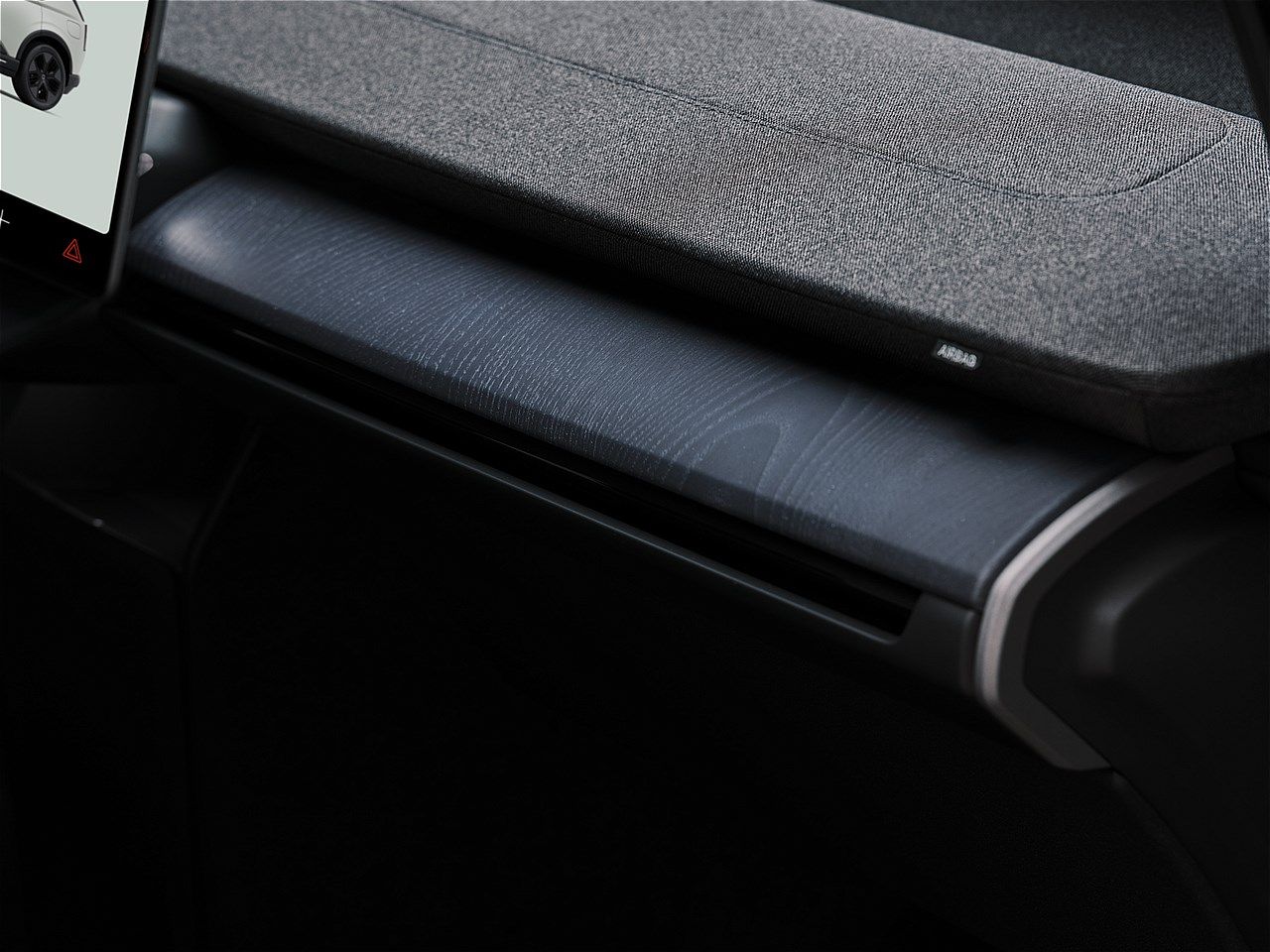 EX60と同時に発表されたボルボ「EX60クロスカントリー」（写真：ボルボ・カー・ジャパン）