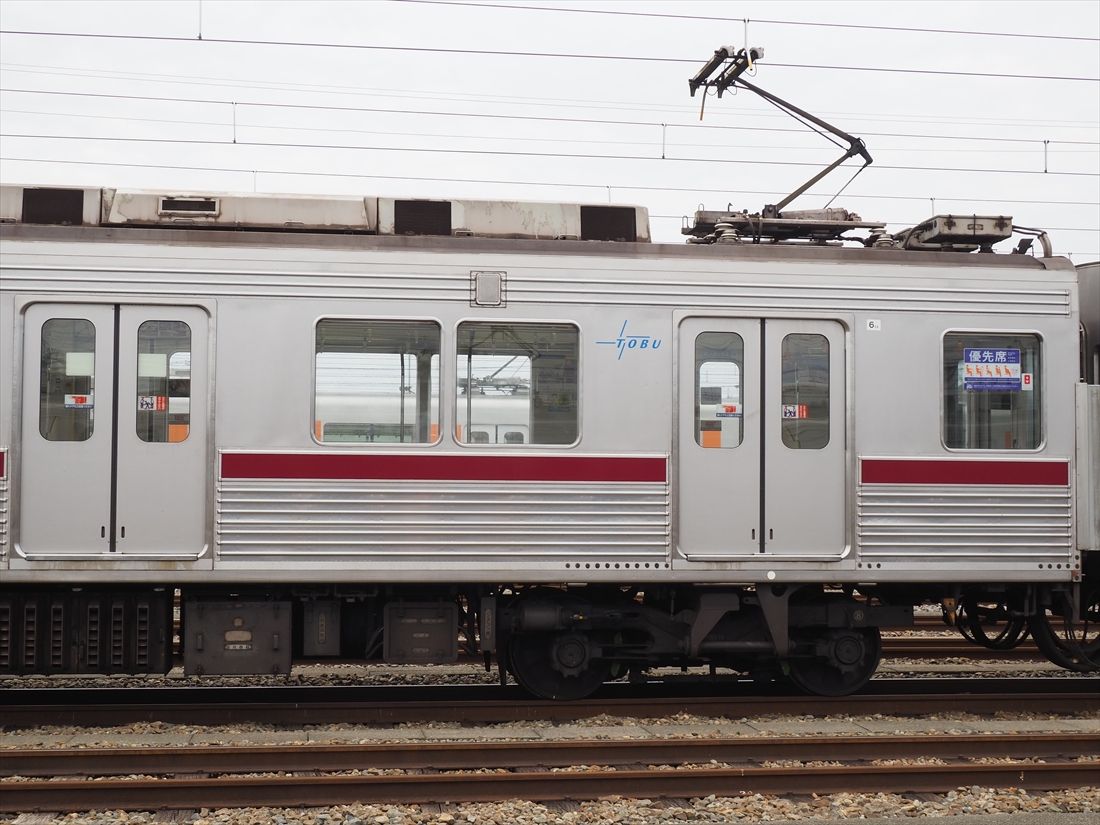 パンタグラフも登場時の下枠交差型からシングルアーム式に交換している