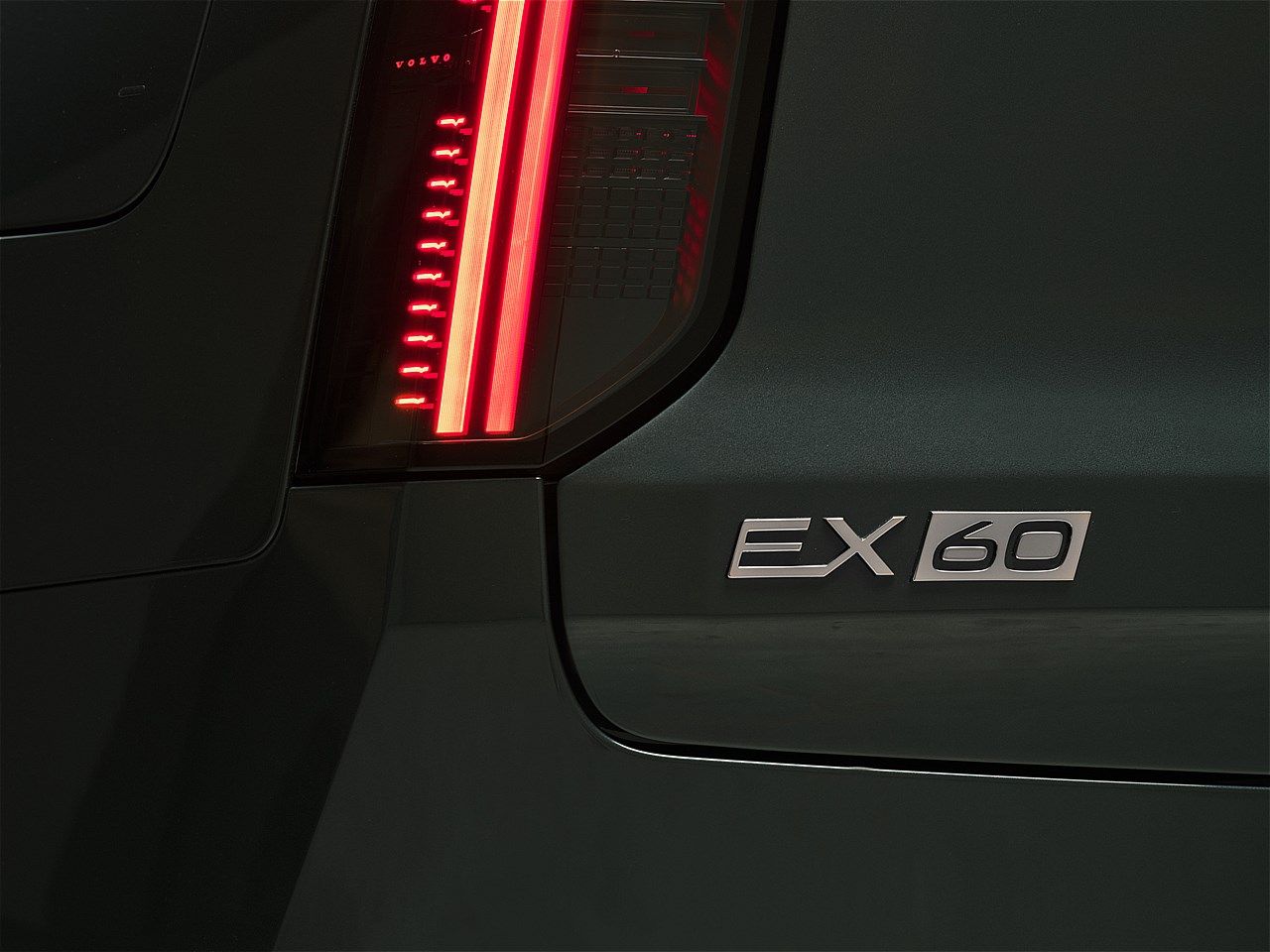 スウェーデン本社で2026年1月21日（現地時間）、世界初公開されたボルボの新型電動ミッドサイズSUV「EX60」（写真：ボルボ・カー・ジャパン）