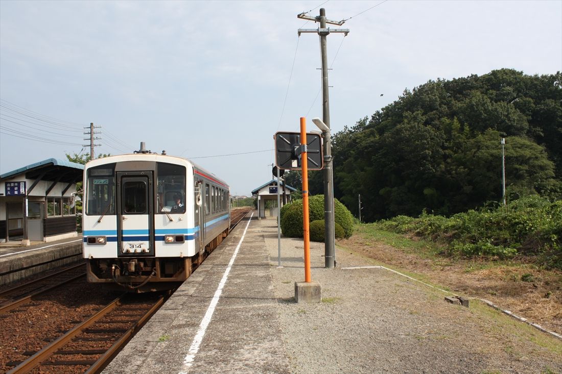 （旧線）下府駅の2番線に停車する浜田行きの普通列車。今福線が整備された場合はホームを挟んで3番線（右）も設けられるはずだった（筆者撮影）