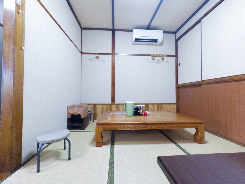 お座敷席。子ども用椅子も準備されている（筆者撮影）