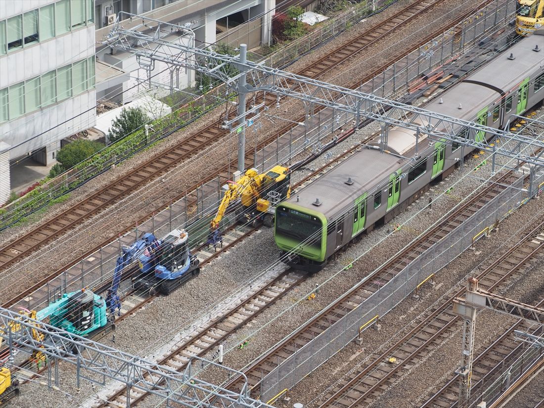 線路切り換え前の田町駅付近を走る山手線外回り電車。工事後は1本左の線路を走る（記者撮影）
