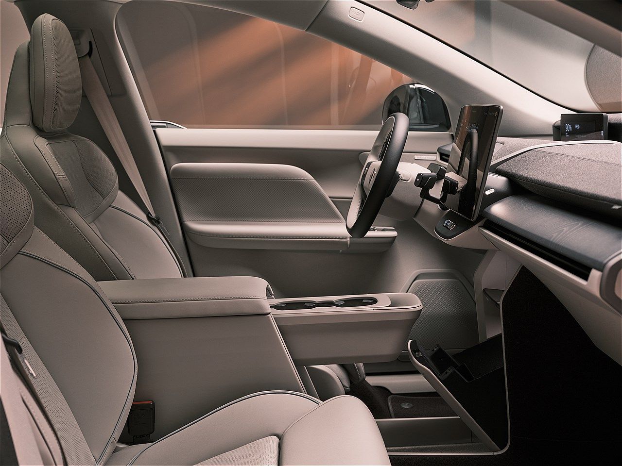 スウェーデン本社で2026年1月21日（現地時間）、世界初公開されたボルボの新型電動ミッドサイズSUV「EX60」（写真：ボルボ・カー・ジャパン）