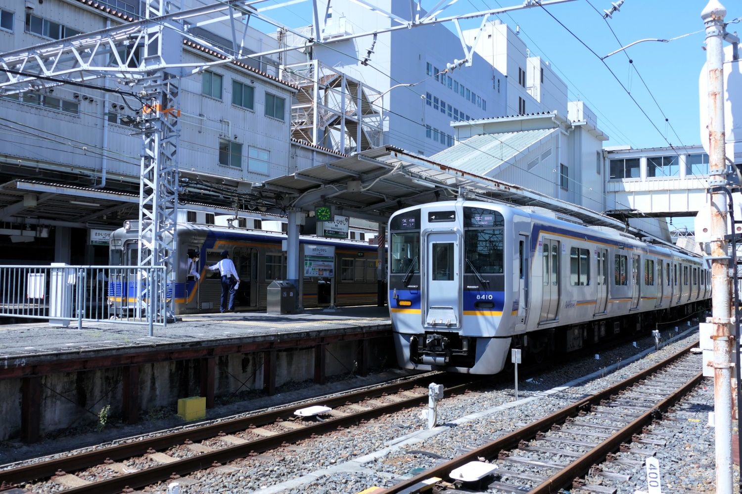 東出口側から見た駅構内（記者撮影）