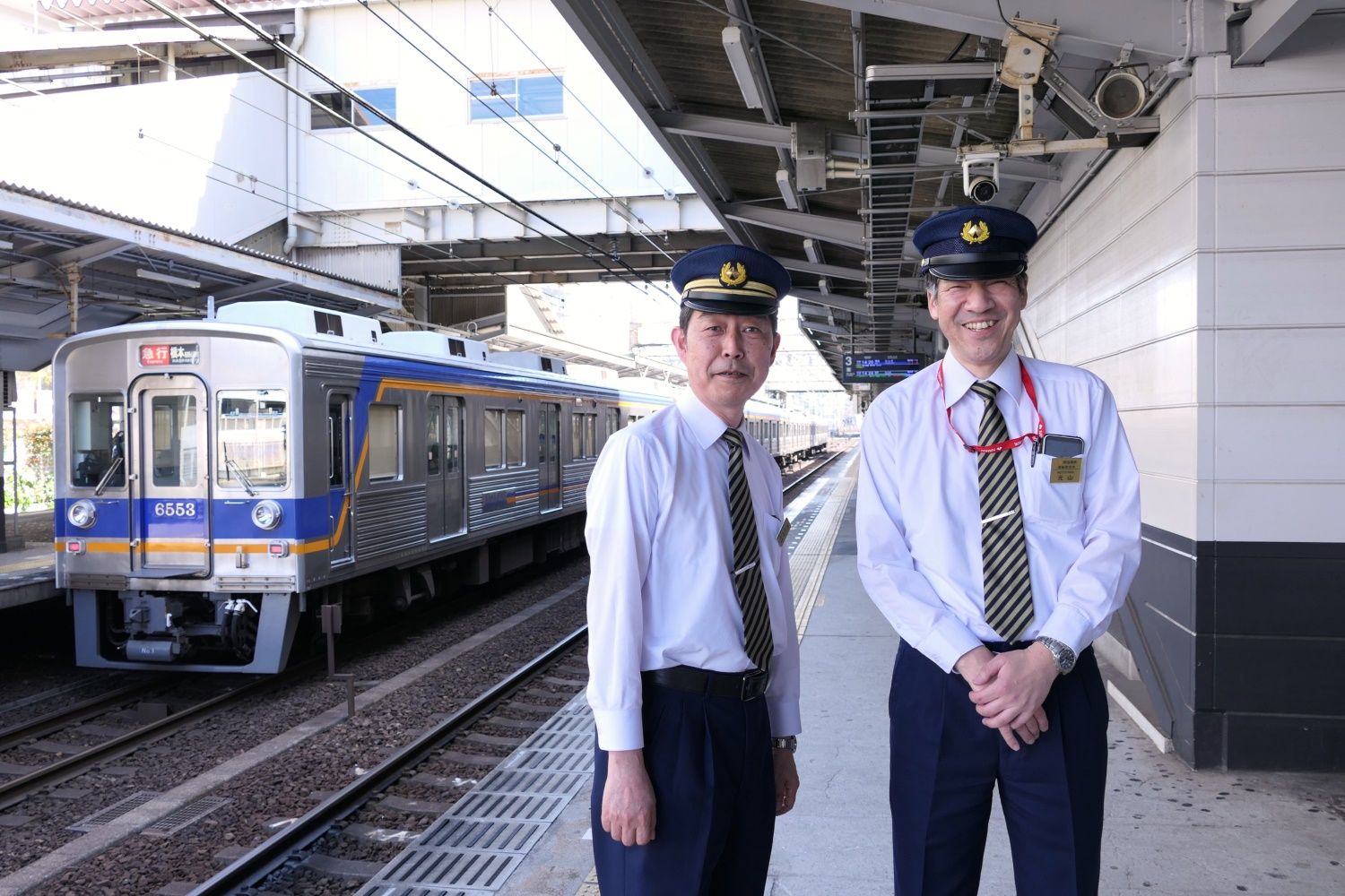 堺管区管区長兼堺東駅長の守道利一郎さん（左）と運輸車両部主任の元山敦博さん（記者撮影）