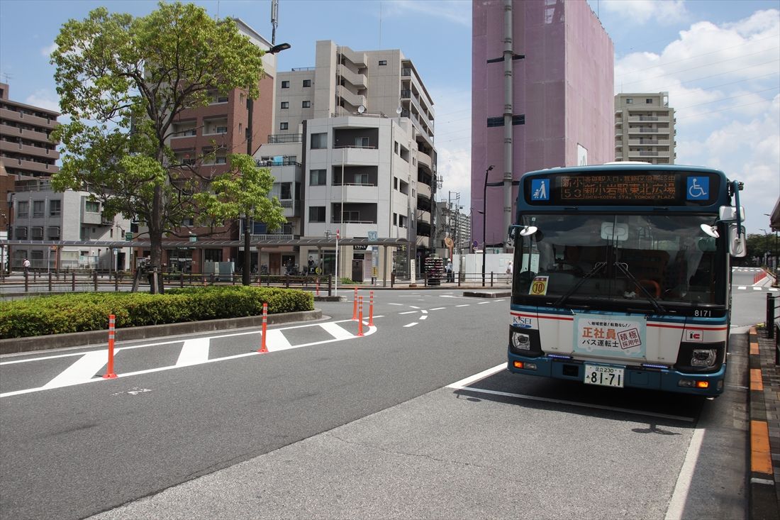 東北広場に停車している京成グループの路線バス。専用道方式の場合は京成グループが運行を受託することになるだろうか（筆者撮影）