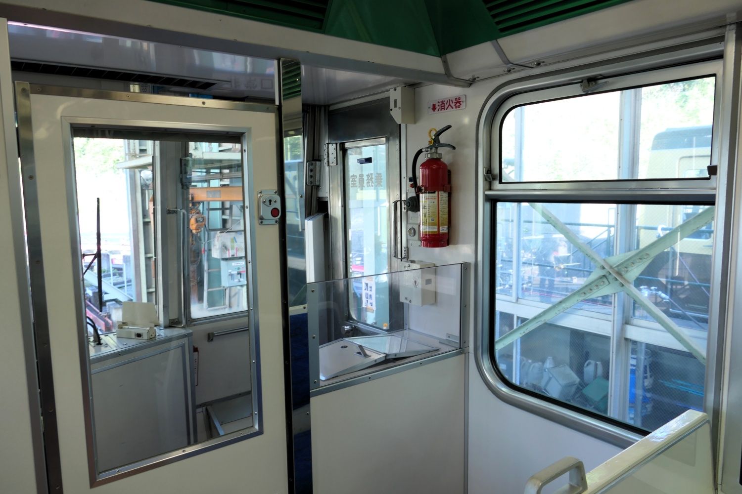 運転台と反対側は仕切りが低く開放的だ（記者撮影）