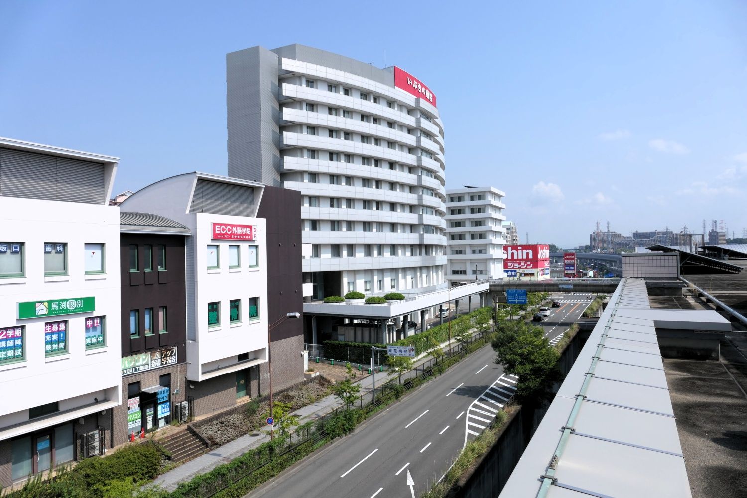 エコール・いずみ北館といぶきの病院（記者撮影）