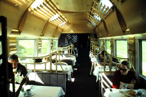 初期のICE食堂車は天井の明り取りが特徴（2000年 筆者撮影）