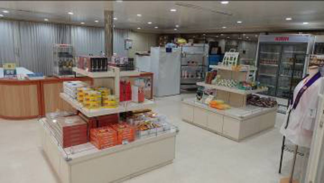 松山・小倉フェリーの売店。廃止直前で人の気配がない（筆者撮影）