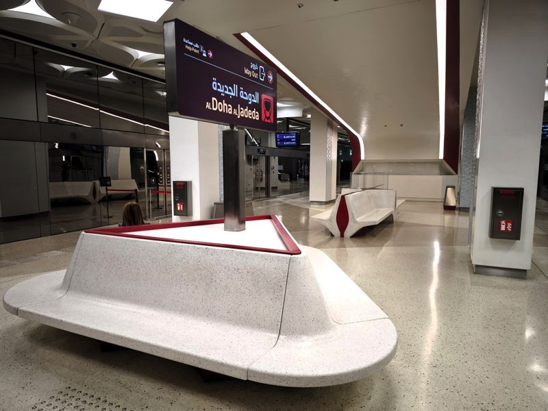 各駅にベンチが十分な数があり、座って電車を待てる（筆者撮影）