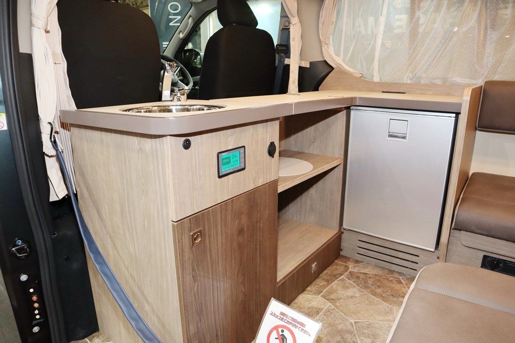 新型キャンピングカー「レクビィ プラスリビン」のライトタイプ（写真：筆者撮影）