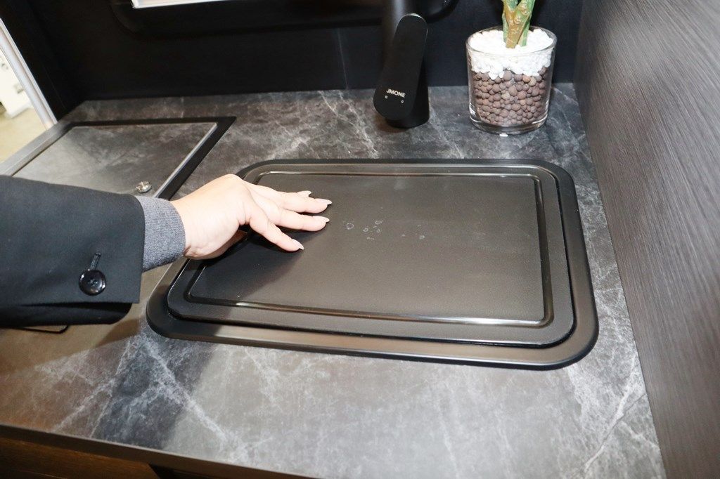 ダイレクトカーズの新作キャンピングカー「DN-75」（写真：筆者撮影）