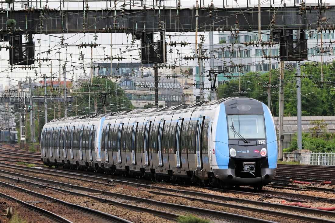通勤型ながら1車体1ドアの、フランスのZ50000型電車（撮影：橋爪智之）