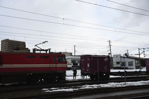 EH800形と貨車の連結作業（記者撮影）