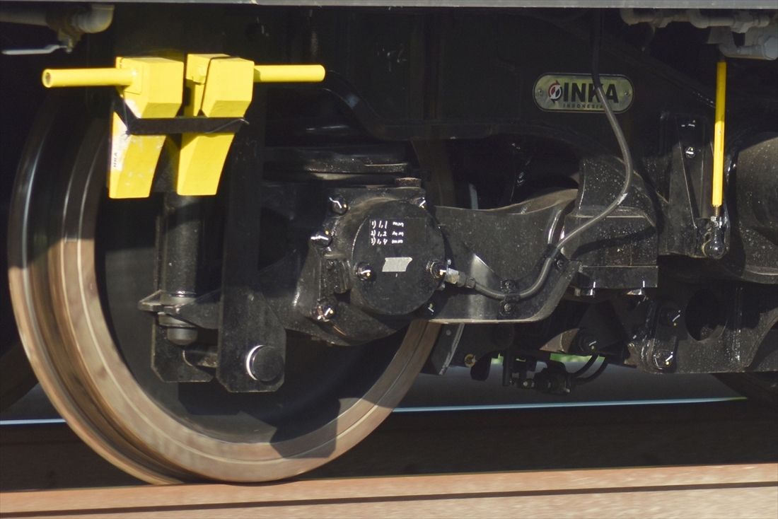 営業運転の開始後は軸箱支持ゴムを取り付けた箇所も黒く塗装されているため、製品の存在はほとんどわからない（筆者撮影）