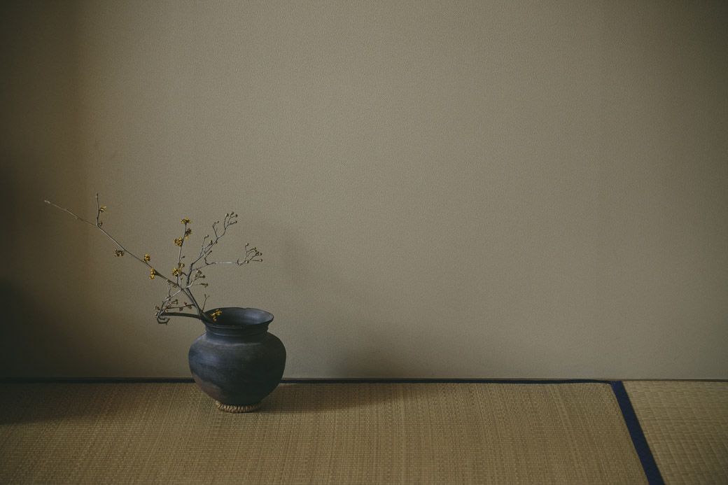 物を手放してすっきりした和室では、花を生け、障子を閉めて光を抑えめにして即席の床の間空間を楽しんでいる（撮影：メグミ）