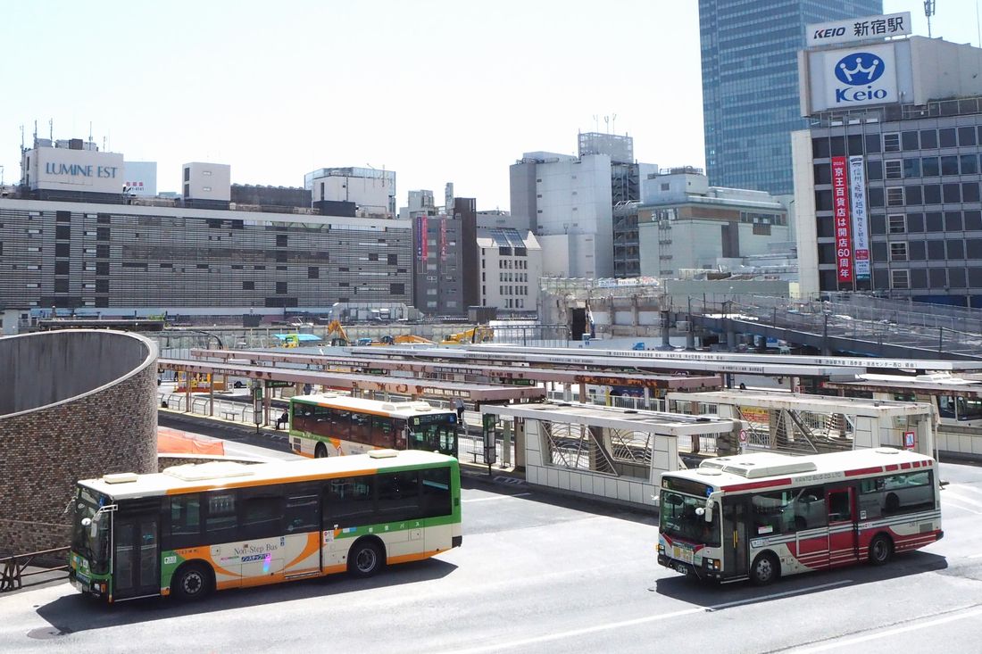 再開発で風景が激変した新宿駅西口のバス乗り場と都バス。右側は関東バス（記者撮影）