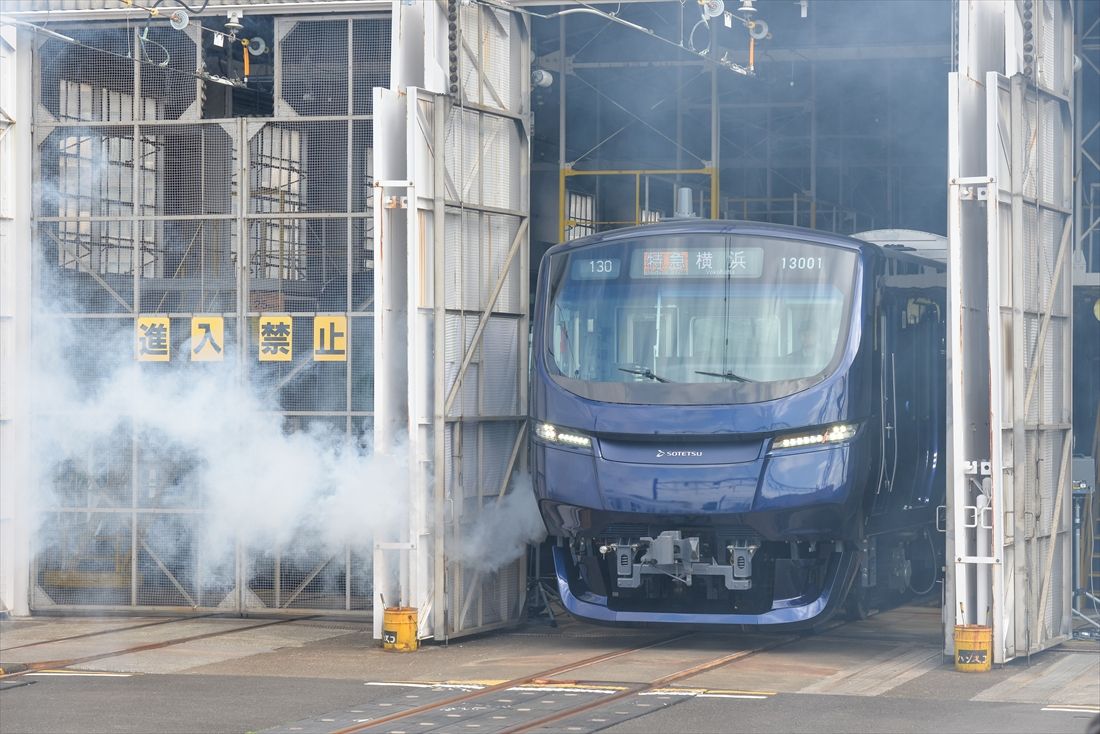 スモークの中から現れた13000系（撮影：大澤誠）