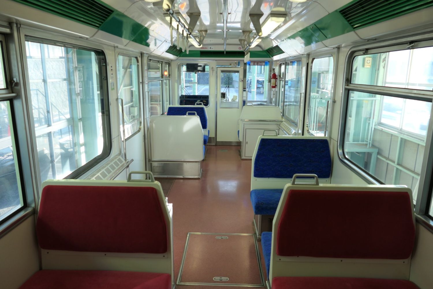 先頭車両の車内。ドア横のフリースペースの部分だけつり革がある（記者撮影）