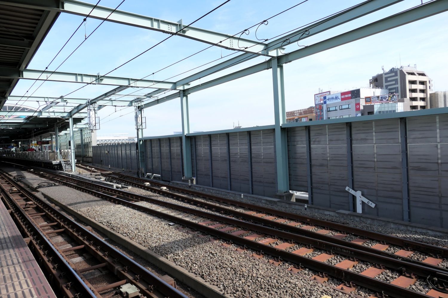 下り線（1・2番線）ホームから見た上り線（3・4番線）ホーム。ホームの位置は上下線でややずれている（記者撮影）