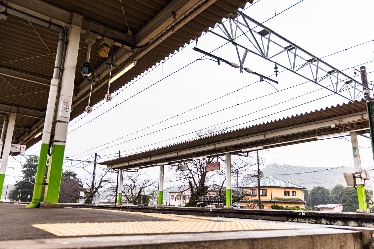 東口から上り線ホームへは階段で。奥に見えるのが樅山駅の下り線ホーム（撮影：鼠入昌史）