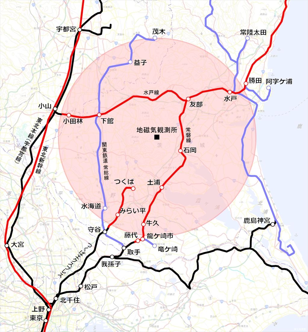 地磁気観測所とその周辺の鉄道路線(黒=直流電化、赤=交流電化、紫=非電化)。現在は地磁気観測所から半径35km程度(薄赤円)が事実上の直流電化規制圏になっている(国土地理院地図を筆者加工)