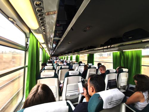 インターシティは輸送力重視の大衆的な列車（筆者撮影）