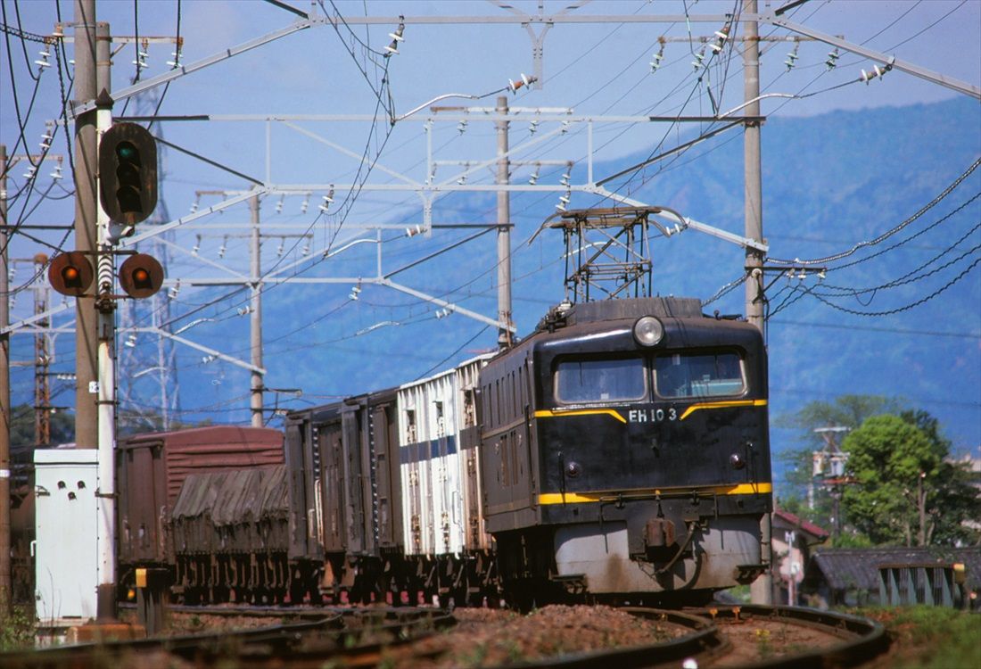 垂井―大垣間を走るEH10形牽引の貨物列車（撮影：南正時）